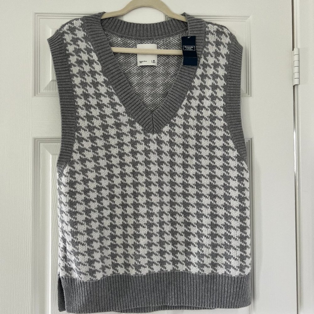 NWT Abercrombie Gray & White Houndstooth Sweater Vest - Size M
